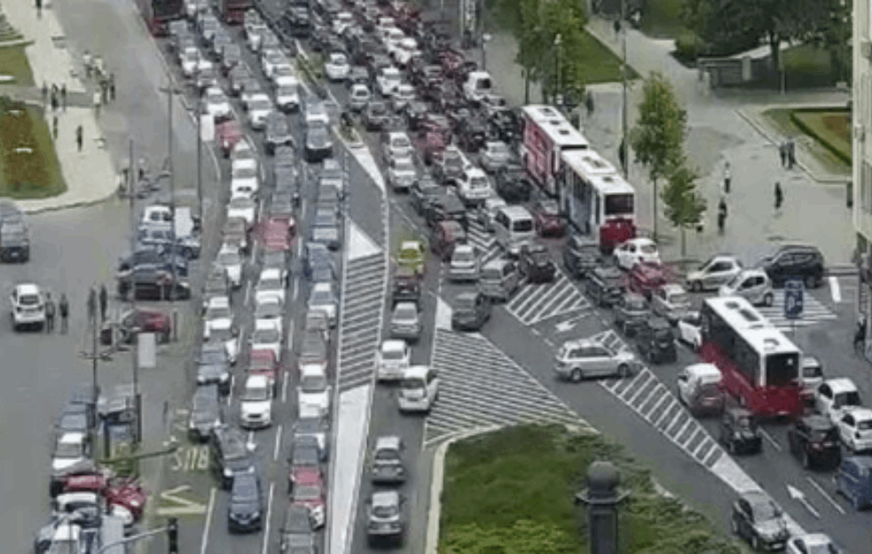 SAOBRAĆAJNI KOLAPS U BEOGRADU: Kolona od ZMAJA do SKUPŠTINE!  